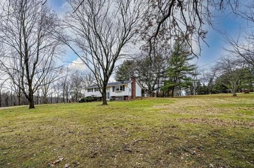 67 Moore Rd, Imperial, PA 15126-2216