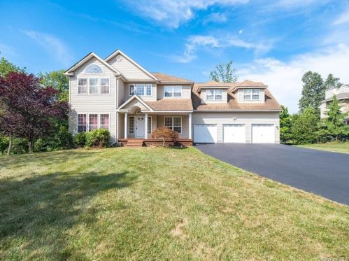 57 Firethorn Dr, New Hamburg, NY 12590-7511