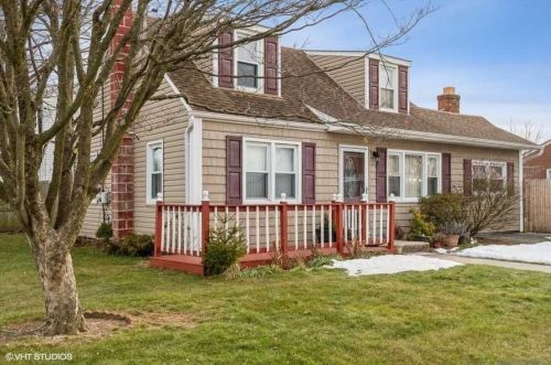 241 6th St, North Lindenhurst, NY 11757-1116
