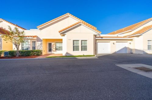 1043 David Walker Dr, Tavares, FL 32778-5736