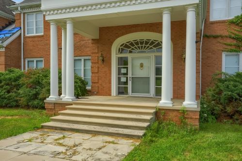 275 Mckinley Rd, Beaver Falls, PA 15010-1150