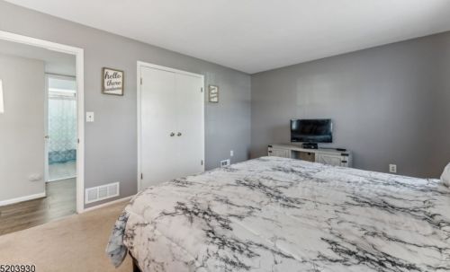 6 Devonshire Ct, Flemington NJ  08822-1813 exterior