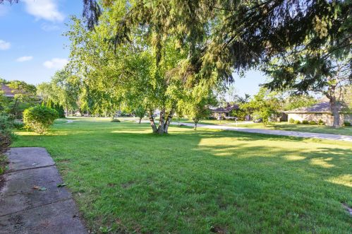 8959 Iroquois Rd, Milwaukee, WI 53217-1714