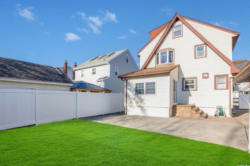 2893 Arnold Ave, Rockville Centre NY  11572-2032 exterior