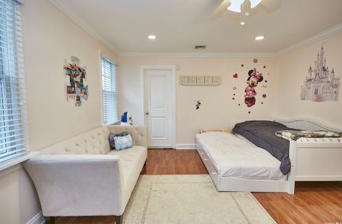 18 Pinewood Ln, New Hyde Park NY  11040-3321 exterior