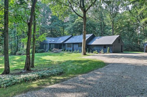 8 Tulip Tree Ln, Norwalk CT  06851-1409 exterior