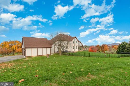 11 Thrush Dr, Carlisle PA  17015-7653 exterior