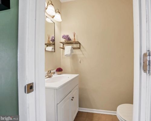 200 Canterbury Ct, East Windsor NJ 08520-5509 exterior