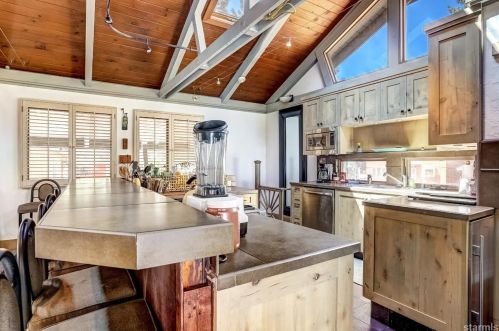 725 Stanford Ave, South Lake Tahoe CA  96150-2417 exterior