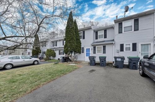 522 Saracino Dr, Maybrook, NY 12543-1162