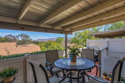 20046 Avenue Of The Oaks, Santa Clarita CA  91321-1361 exterior