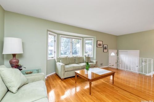 24 Delaware Ave, Muttontown, NY 11753-1421