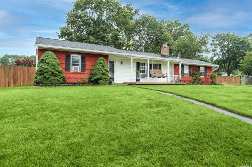 24 Ashland St, Mount Sinai, NY 11766-2902