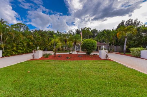 5660 Lee Dr, West Palm Beach, FL 33415-3633