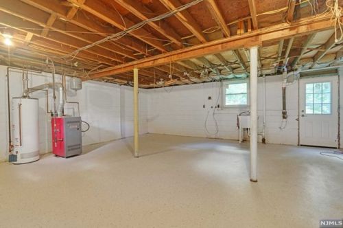 215 Hiawatha Blvd, Oakland NJ  07436-3619 exterior