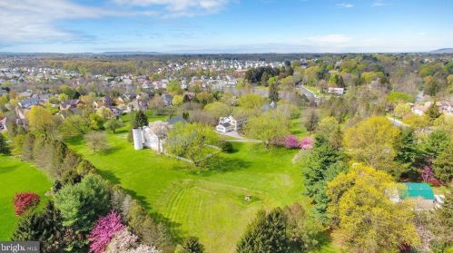 6411 Devonshire Hts Rd, Harrisburg PA 17111-4818 exterior