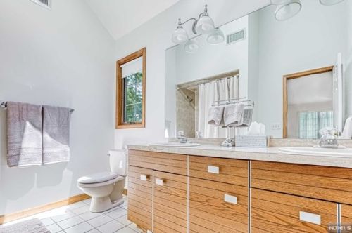 7 Heather Ln, Ridgewood NJ  07452-2835 exterior