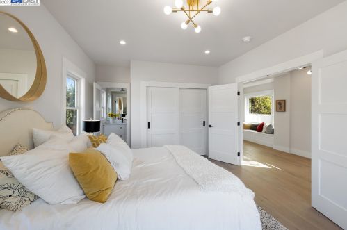 5926 Dover St, Oakland CA  94609-1426 exterior