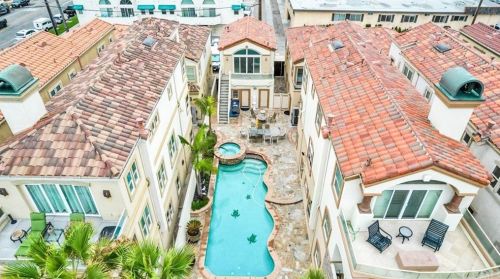 1612 Pacific Coast Hwy, Huntington Beach CA  92648-4434 exterior