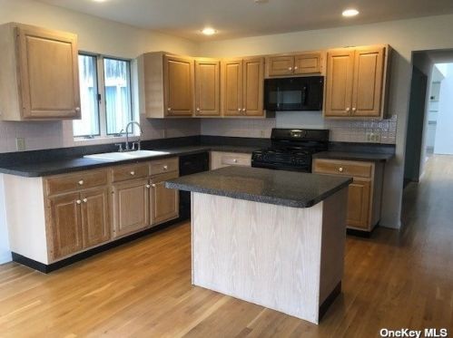 4 Miller Farms Dr, Miller Place NY  11764-2437 exterior