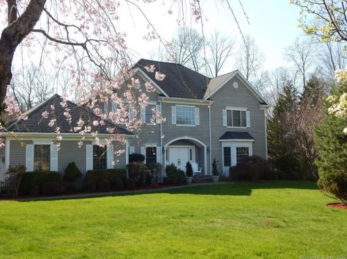 14 Stonewall Ln, Ridgefield, CT 06877-1134