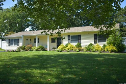 7 Akron Pl, Shoreham, NY 11786-2321