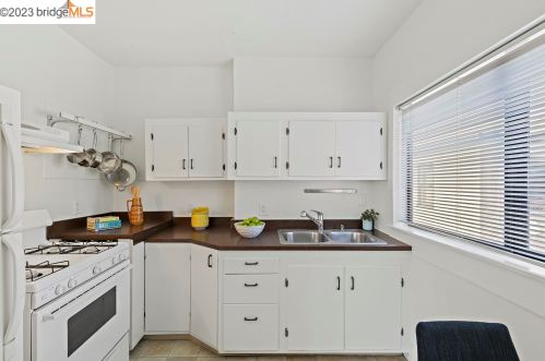 651 Alcatraz Ave, Oakland CA  94609-1005 exterior