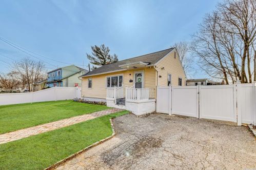 142 Davidson St, Wheatley Heights, NY 11798-4419