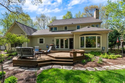 14530 Meadowshire Dr, Waukesha, WI 53151-2480