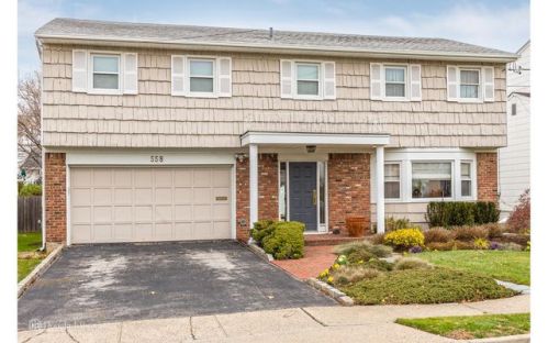 558 Hemlock Dr, Cedarhurst, NY 11516-1020