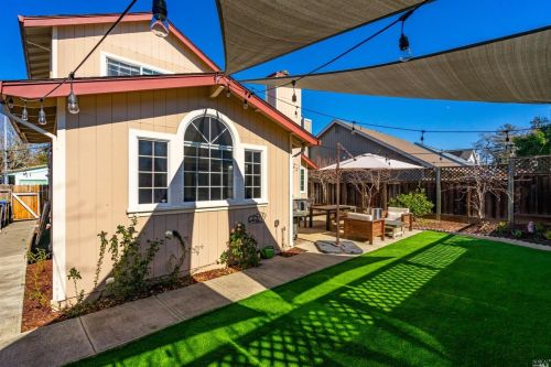 1887 Commons Ct, Windsor CA  95492-9593 exterior