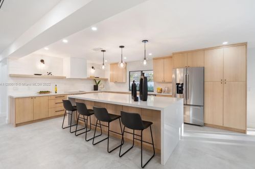 8300 166th Ter, Hialeah FL  33016-3444 exterior