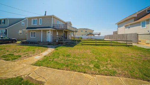 10 Lee Pl, Amityville, NY 11701-4037