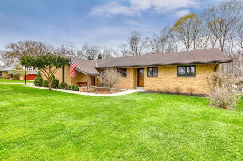 401 Park Crest Dr, Thiensville, WI 53092-1403