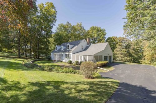 8 Merry Hill Rd, Poughkeepsie, NY 12603-3214