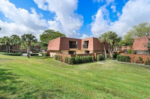 210 Live Oak Ln, Boynton Beach, FL 33436-7104