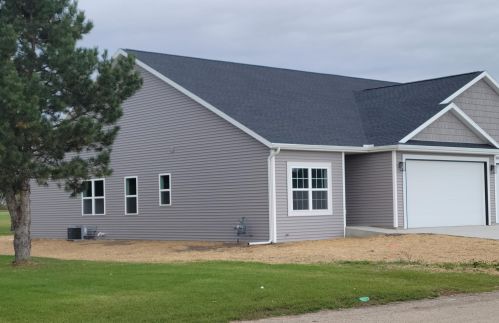 551 Hyland St, Juneau, WI 53039-1354
