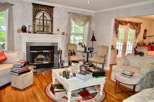 2 Drake Ln, White Plains NY  10607-2215 exterior