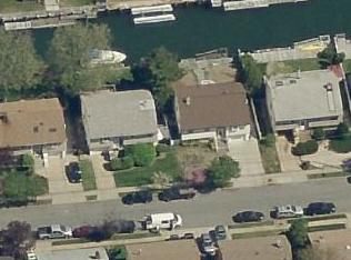 65 1st St, Freeport, NY 11520-5708