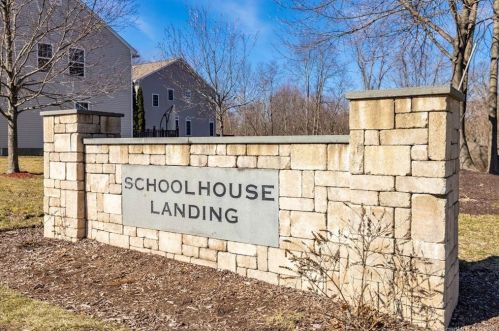 18 Schoolhouse Lndg, East Granby, CT 06026-2600