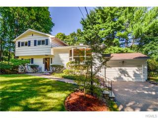 12 Hillview Dr, Pleasantville, NY 10570-2031
