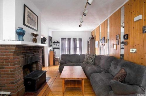 316 Broadway, Lynbrook, NY 11563-3207
