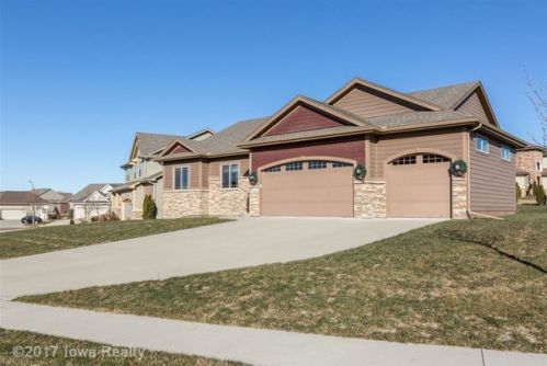 16433 Creekside Cir, Des Moines IA  50325-2220 exterior