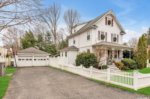 424 10th Ave, Elwood, NY 11731-1720
