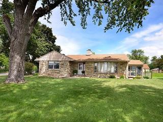 1828 Shore Dr, Saint Paul, MN 55109-4261