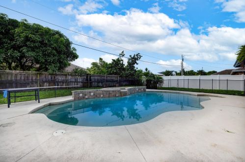 912 Paar Dr, Fort Pierce FL  34953-5623 exterior