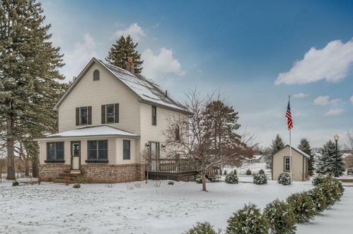1042 8th St, New Johannesburg, WI 54017-1455