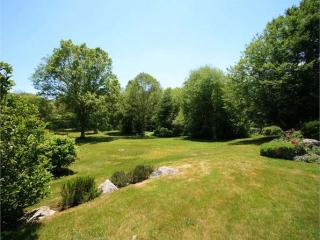 41 Grapevine Rd, Wenham, MA 01984-1702