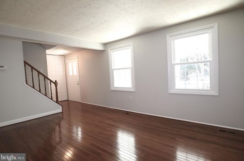 1157 Kettle Pond Ln, Great Falls, VA 22066-1608