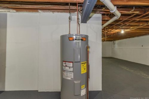 3 Marlin Dr, Waterford CT  06385-2605 exterior